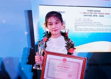 Sinh viên Vũ Thị Quỳnh Mai trong lễ tuyên dương Sinh viên 5 tốt cấp Trung ương.