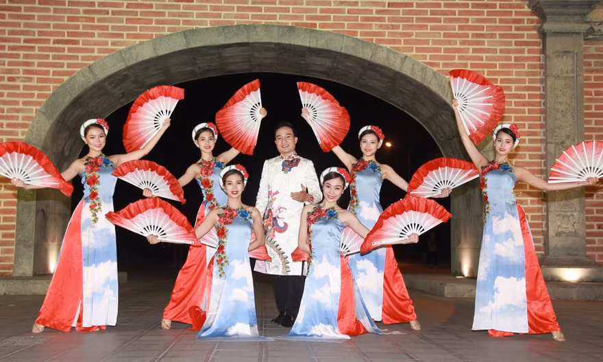 Ca sỹ - diễn viên nhà hát chèo Hà Nội Việt Thắng cùng vũ đoàn trong MV.