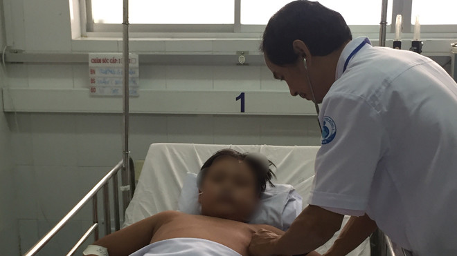  Theo BS Quang, bé trai này cần được theo dõi ít nhất một tuần nữa trước khi xuất viện.