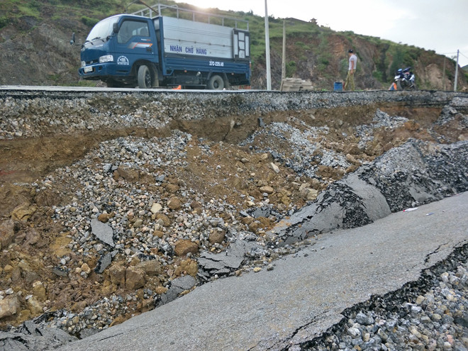 Tuyến đường 60 tỷ vừa đưa vào dùng đã nát như tương