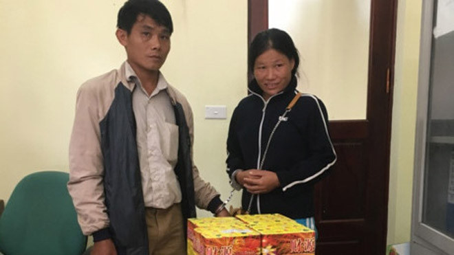 Hai đối tượng Hiền- Lành cùng tang vật *ảnh: Nguyễn Thái