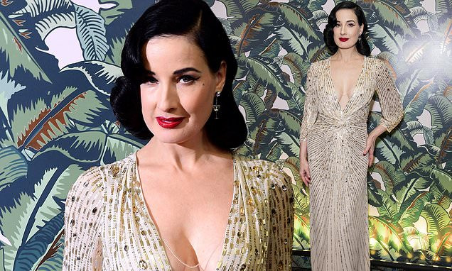 Vũ nữ thoát y sexy nhất thế giới lấp ló ngực đầy gợi cảm