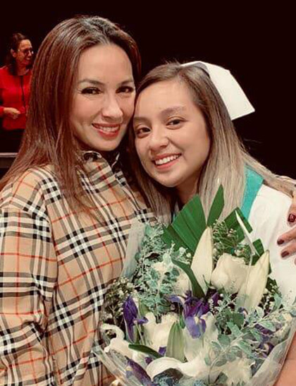 Phi Nhung bên con gái trong ngày ra trường.