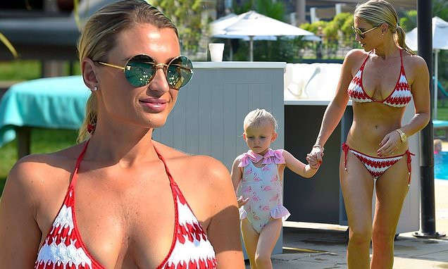 Billie Faiers vóc dáng săn chắc, nóng bỏng đáng ngưỡng mộ