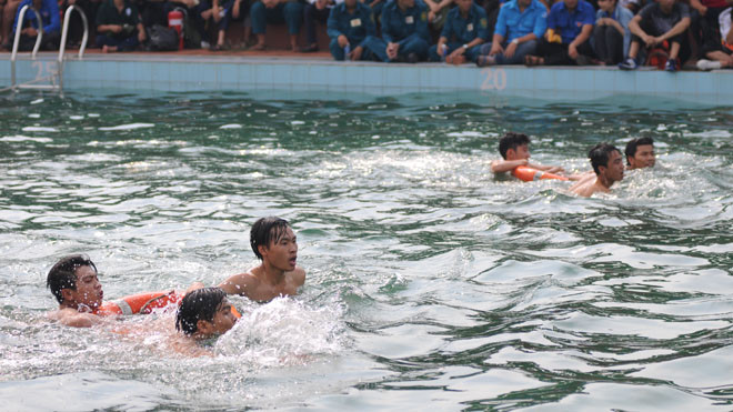 Đoàn viên, thanh niên thực hiện các thao tác, kỹ năng thoát hiểm, ứng cứu trong các trường hợp nguy cấp - Ảnh: An Hiếu 