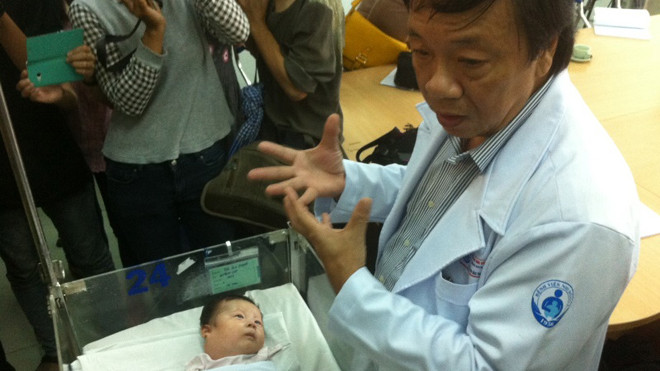 Bác sĩ Hiếu đang trình bày về 2 trường hợp sơ sinh mang u bướu “khổng lồ” trên cổ, mặt. Ảnh: Quốc Ngọc