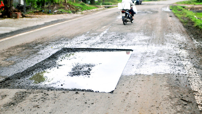 Con đường bị sửa vá lem nhem 