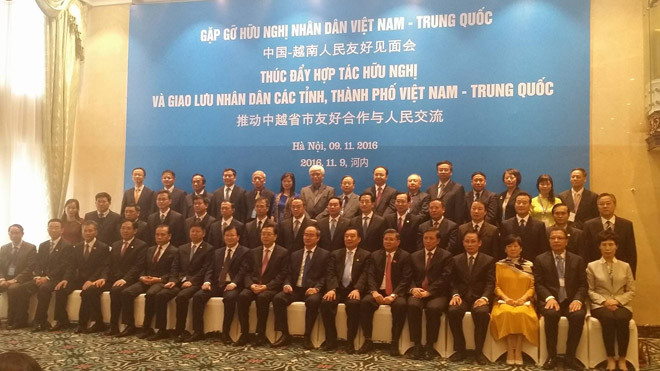 Đại biểu hai nước chụp ảnh lưu niệm tại buổi gặp gỡ hữu nghị