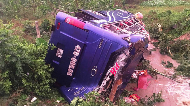 Hiện trường xe khách lật
