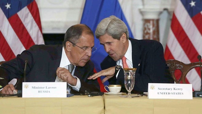 Ngoại trưởng Nga Sergey Lavrov (trái) và người đồng cấp Mỹ John Kerry. (Nguồn: ABC News)