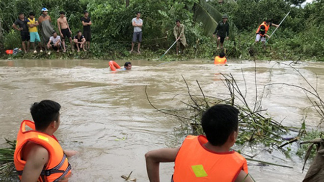 Hy hữu chị tông em văng xuống đập tràn bị nước cuốn trôi