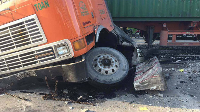 Mất lái, container cày nát hàng chục mét dải phân cách