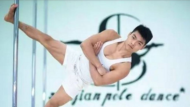 Chàng trai đổi đời nhờ đam mê múa cột