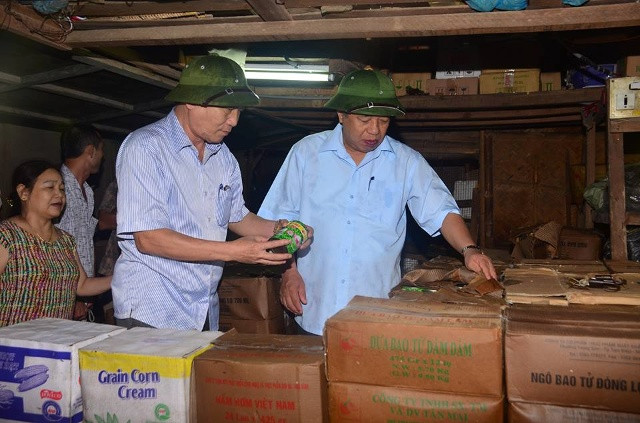 Chợ Vinh thiệt hại nặng nề, hàng trăm ki ốt ngập trong nước