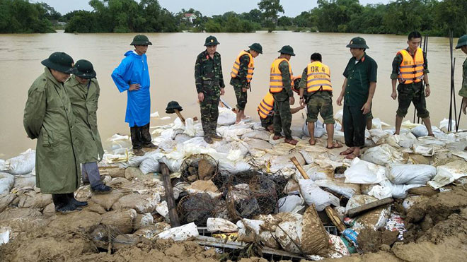 Thủng ngầm đê hữu sông Cầu Chày