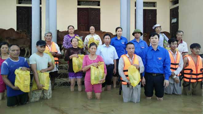 Trao 150 suất quà cho người dân vùng lũ