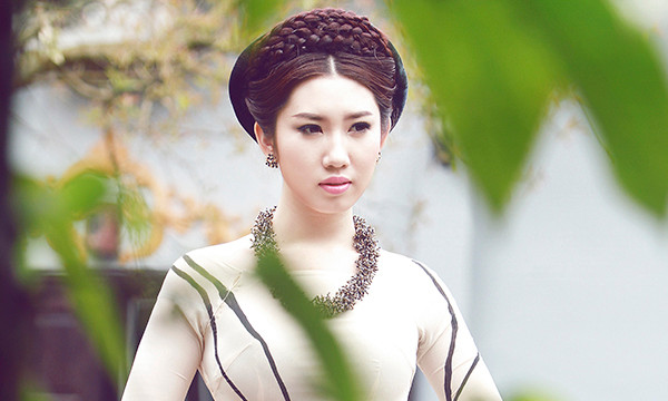 Lê Huỳnh Thúy Ngân quyến rũ với áo dài 'màu nude'