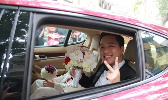 Tuấn Hưng đi xe hoa đỏ chót đến đón dâu