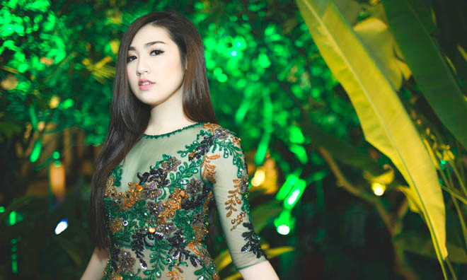 Á hậu Tú Anh mặc váy đính cườm lấp lánh gợi cảm