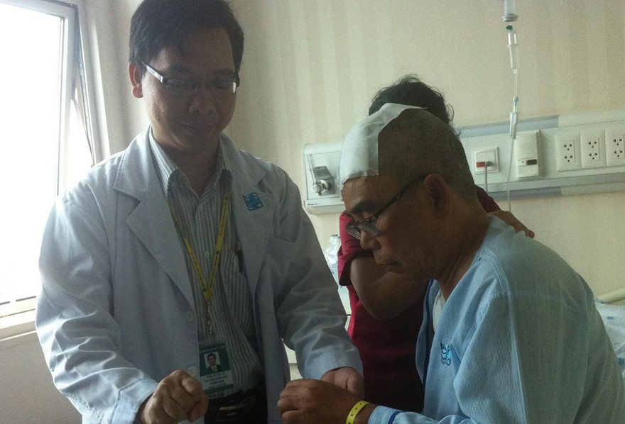 Ông T.V.K. sau ca mổ đã có thể co nắm hai bàn tay. Ảnh: Quốc Ngọc