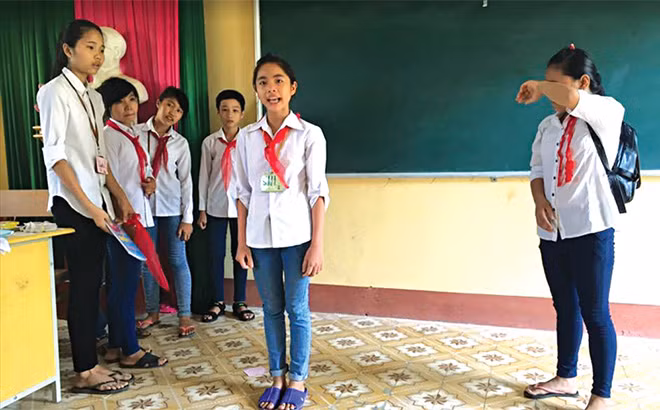 Một buổi tập huấn cho trẻ em về kỹ năng chăm sóc trẻ em bị ảnh hưởng bởi HIV/AIDS, phòng chống kỳ thị, phân biệt đối xử.