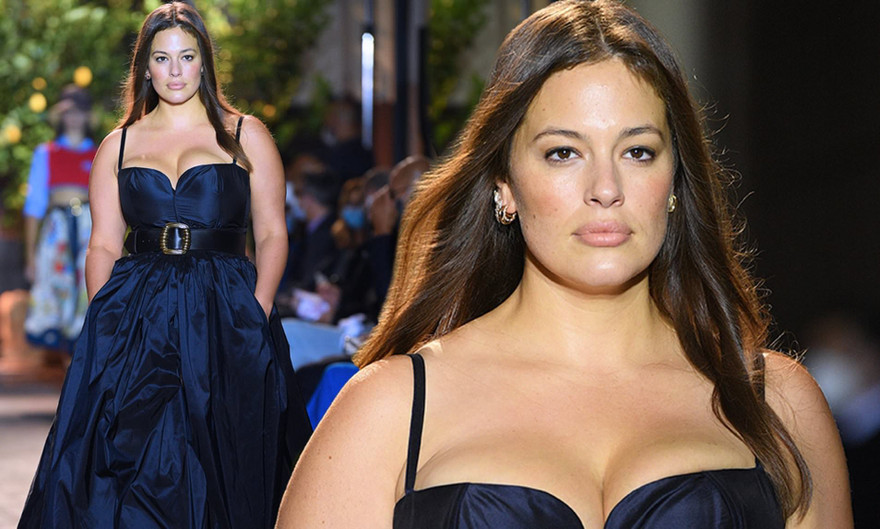 Siêu mẫu ngoại cỡ Ashley Graham mặc váy tôn ngực đầy sải bước catwalk