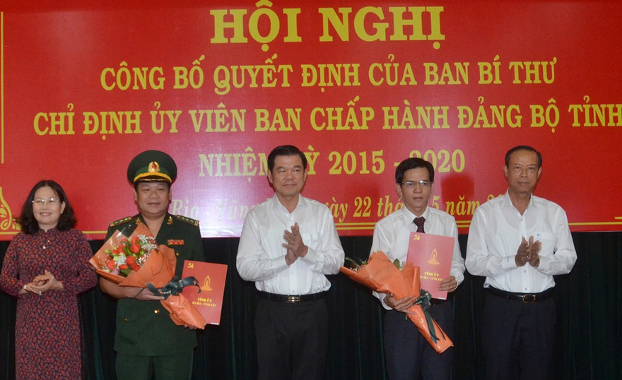 Bí thư Tỉnh ủy Bà Rịa – Vũng Tàu Nguyễn Hồng Lĩnh; Phó Bí thư Thường trực Tỉnh ủy, Trưởng Đoàn ĐBQH tỉnh Nguyễn Thị Yến và Chủ tịch UBND tỉnh Nguyễn Văn Thọ trao quyết định và chúc mừng các cán bộ được chỉ định giữ chức vụ mới