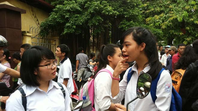 Thí sinh trao đổi về đề thi môn Ngữ Văn sau khi ra khỏi phòng thi. Ảnh Đỗ Hợp