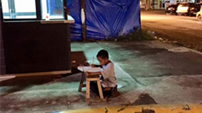 Cậu bé nghèo học bài khiến triệu người rung động giờ ra sao?