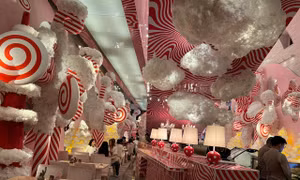 Lạc vào 'thế giới thần tiên' với mây hồng, cây thông kẹo khổng lồ