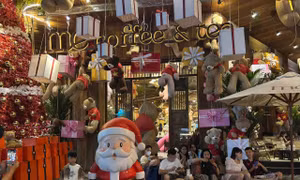 Đường phố TPHCM rộn ràng không khí Giáng sinh