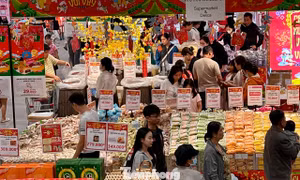 Người dân nườm nượp mua sắm, siêu thị TPHCM ‘nóng’ trước cao điểm Tết