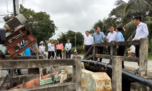 Lãnh đạo TPHCM trực tiếp khảo sát tình trạng ngập tại làng nghề mai vàng Bình Lợi