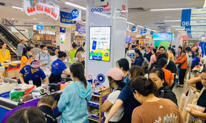 Hàng hóa liên tục được đưa về miền Trung hỗ trợ người dân ứng phó bão số 13