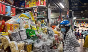 Bà nội trợ 'choáng' khi chưa đến Tết giá nhiều hàng hóa đã tăng vù vù