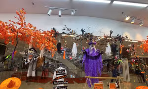 Phố 'đồ ma quái' ở TPHCM vắng khách dịp Halloween