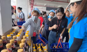 Công nhân TPHCM hào hứng sắm Tết ngay tại nhà máy