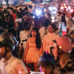 Đổ xô ra trung tâm TPHCM chiêm ngưỡng Nhà thờ Đức Bà 