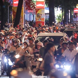 Đổ xô ra trung tâm TPHCM chiêm ngưỡng Nhà thờ Đức Bà 