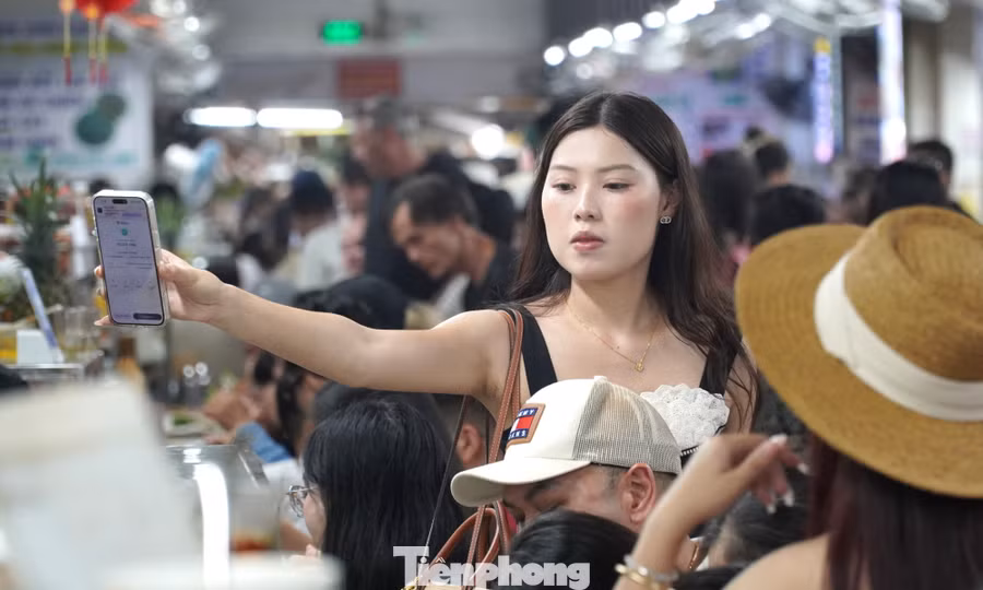 Toát mồ hôi nhìn du khách chen chân 'ăn sập' chợ Cồn Đà Nẵng