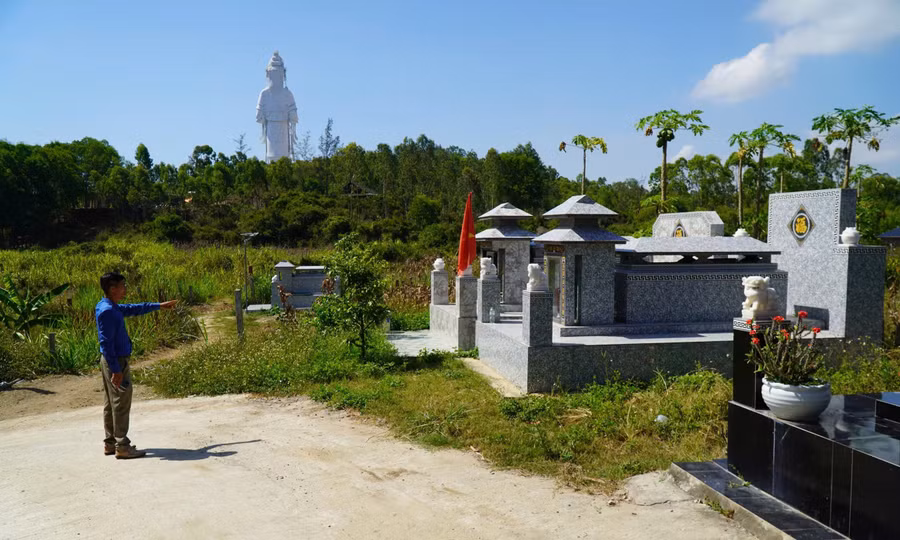 Tự ý 'phân lô bán mộ' hơn 21.000 m² đất nông nghiệp 