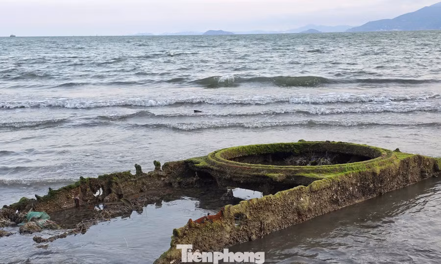 Khoanh vùng vật thể giống xác xe tăng lộ diện ở biển Quy Nhơn, chuẩn bị trục vớt