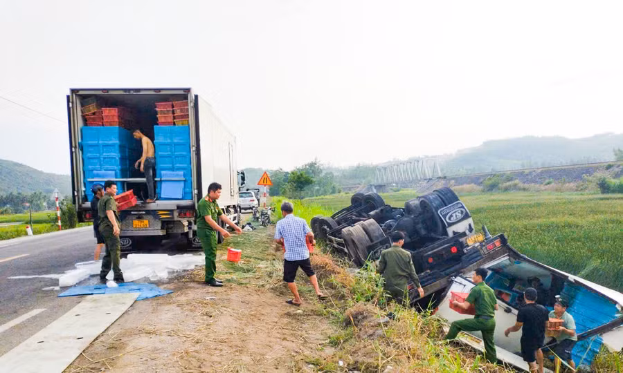 Xe chở hơn 3 tấn tôm lật xuống ruộng