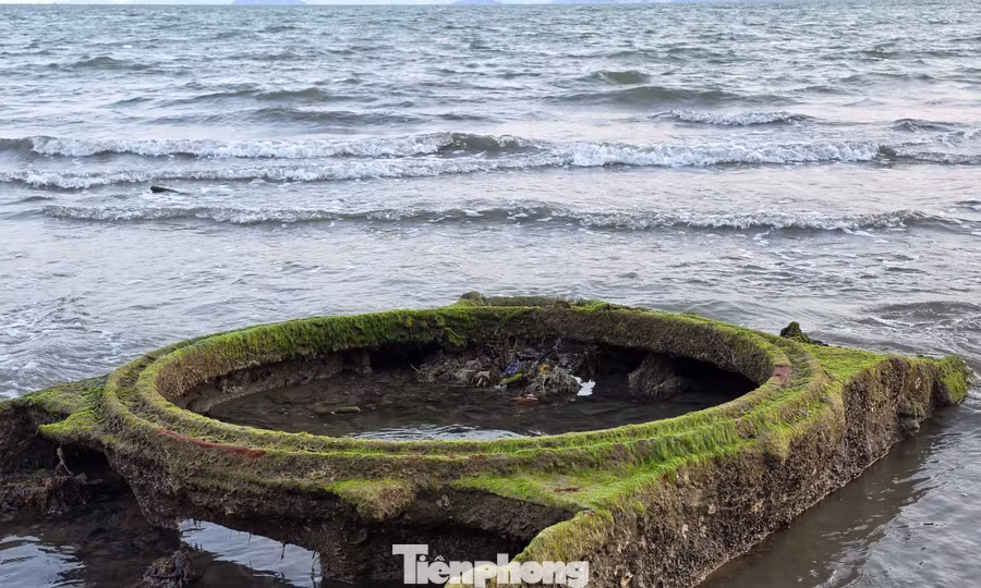 Xác xe tăng bất ngờ trồi lên ở biển Quy Nhơn