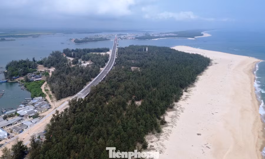 Cận cảnh bãi biển nổi tiếng sắp trở thành công viên văn hóa đa năng đầu tiên ở Huế