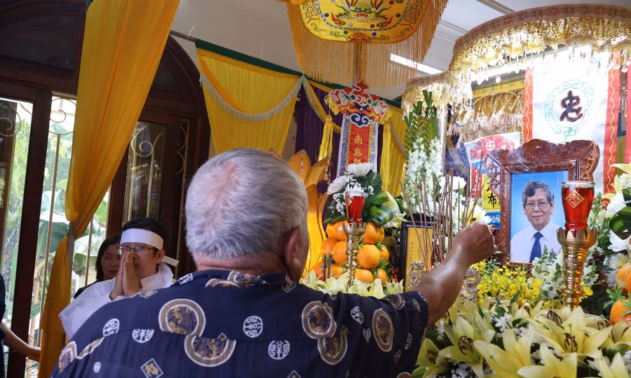 Dòng người xúc động viếng, tiễn biệt ông Vũ Ngọc Hoàng