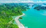 Ngắm vịnh Bái Tử Long từ tuyến đường bao biển đẹp nhất Việt Nam