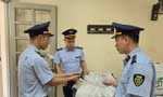 Lực lượng chức năng thuộc Đội QLTT số 1 đang thu giữ 9 bao hàng, đồng thời làm việc với chủ hàng.