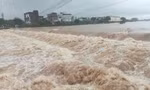 Mưa trắng trời, nhiều nơi ở Quảng Ninh ngập sâu