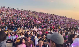 Biển người đổ về Đông Anh